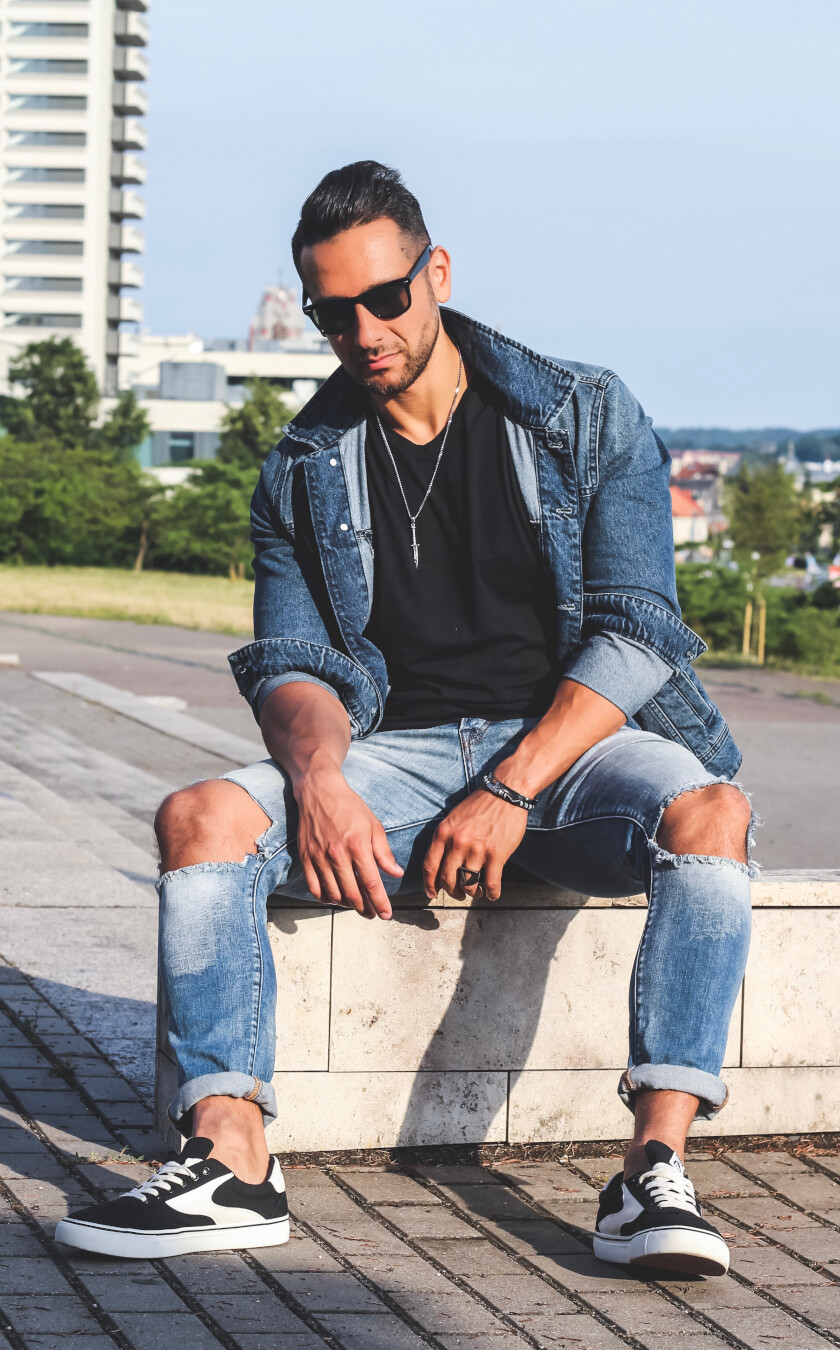 blue ripped jeans mens outfit